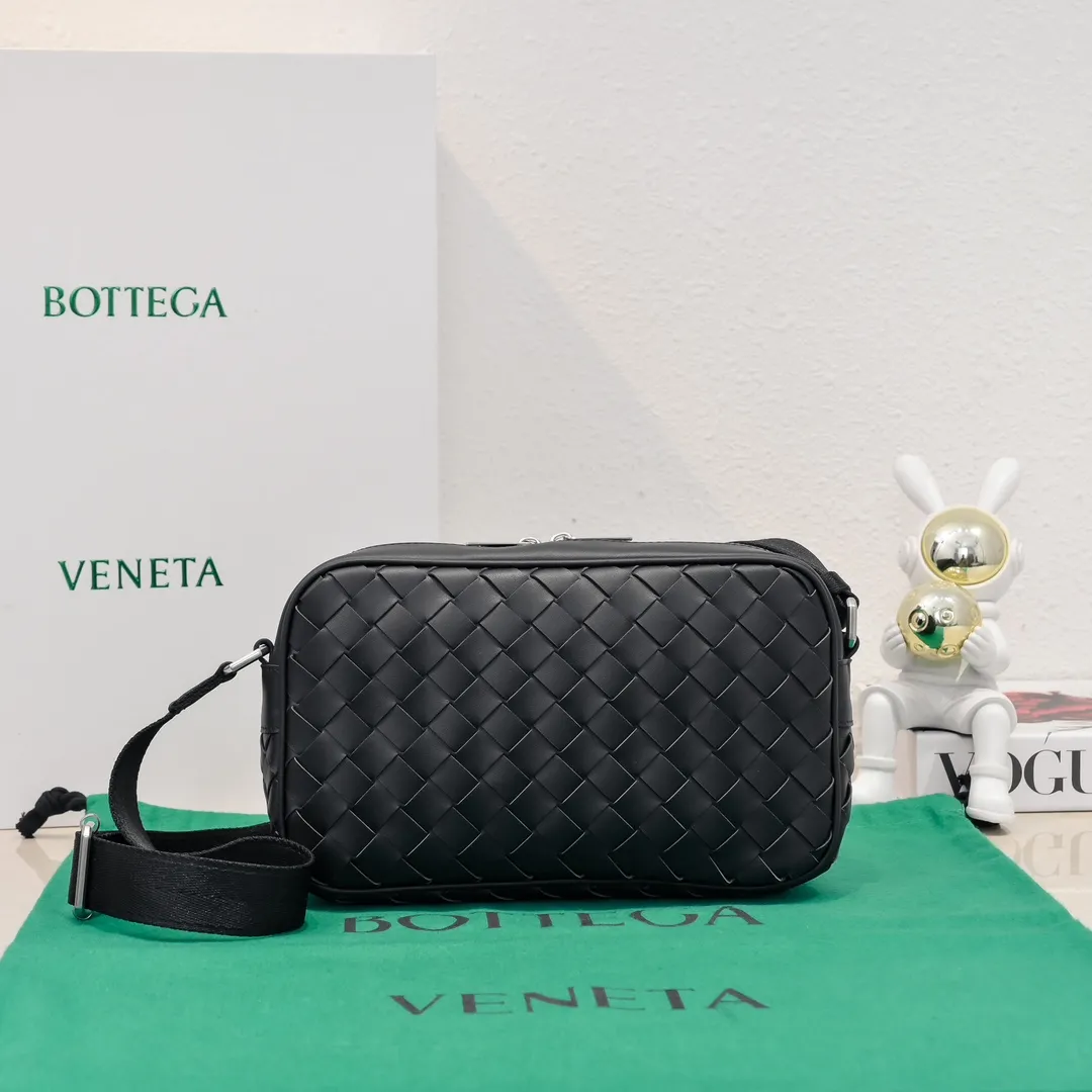 Batch 1480 BV lntrecciato woven leather crossbody bag. The zipper opens and closes, and the space is too large. It meets the daily needs of going out on the street. There are no problems with mobile phones 📱 wallets 👛 power bank 🔋. The weaving process is used, and the texture of the upper body 🔝 is very high-end. Style number: 7100 Size: 25*7.5